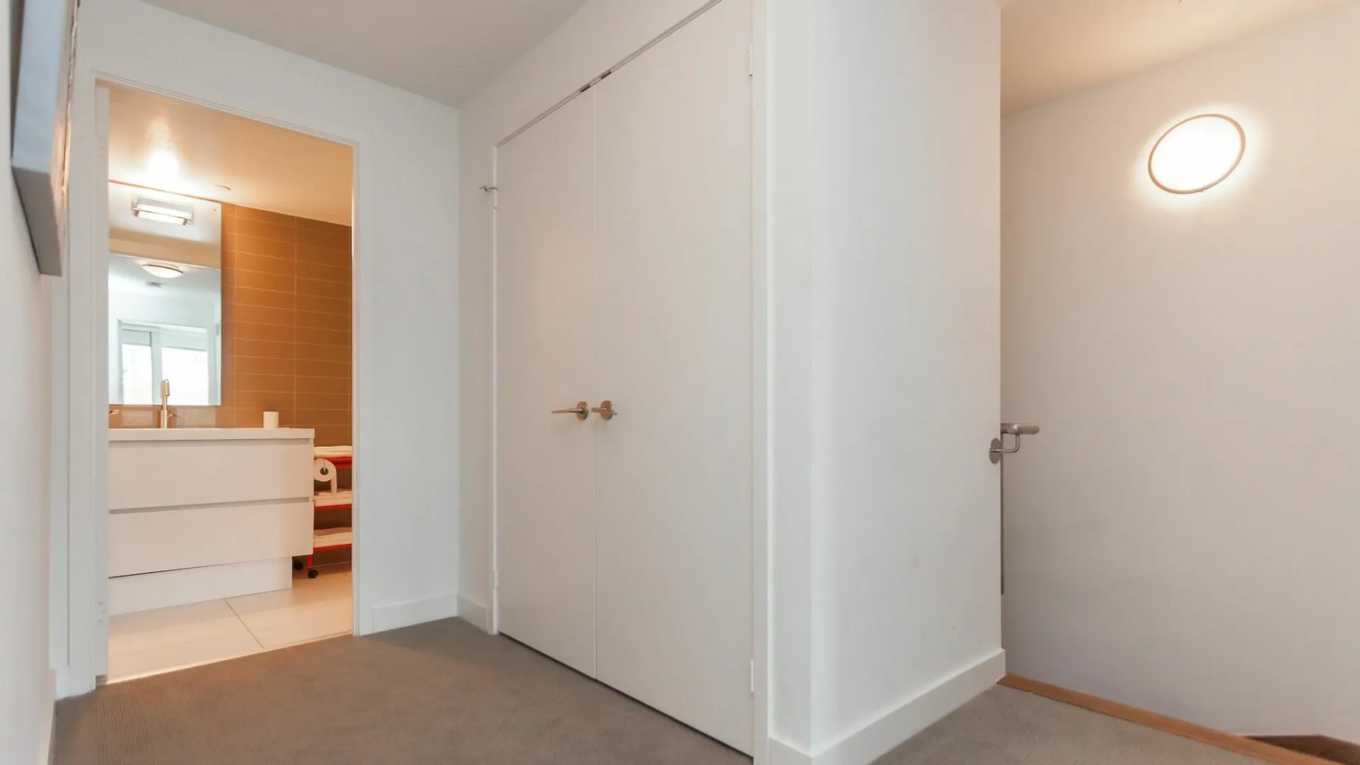 Applewood Suites - Condo Townhome Toronto