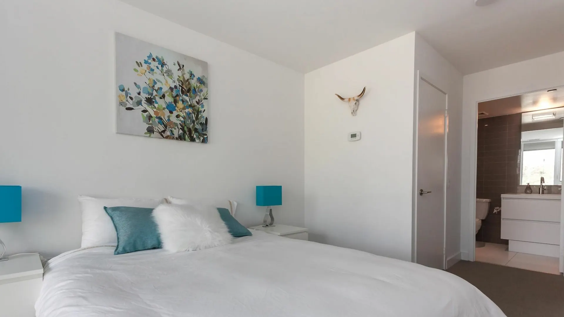 Applewood Suites - Condo Townhome Toronto Canada