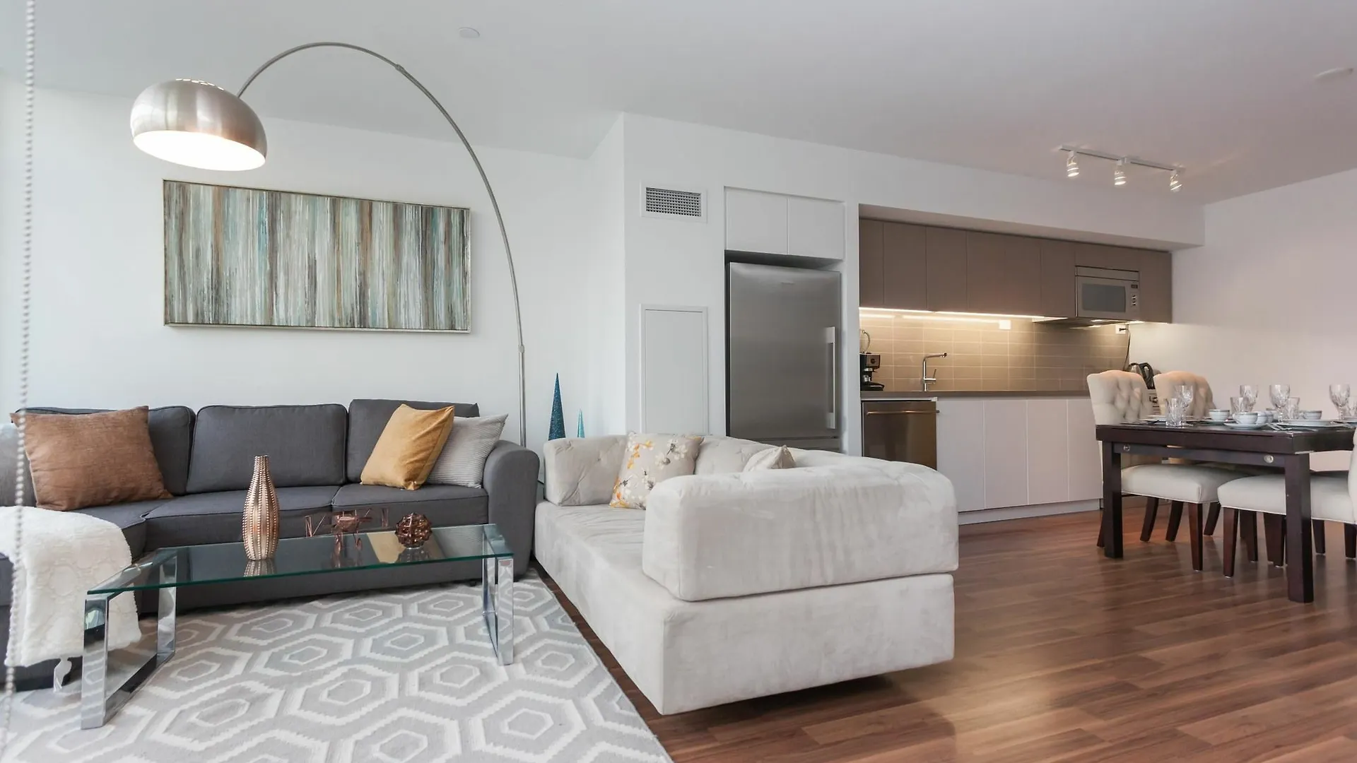 Applewood Suites - Condo Townhome Toronto Apartment