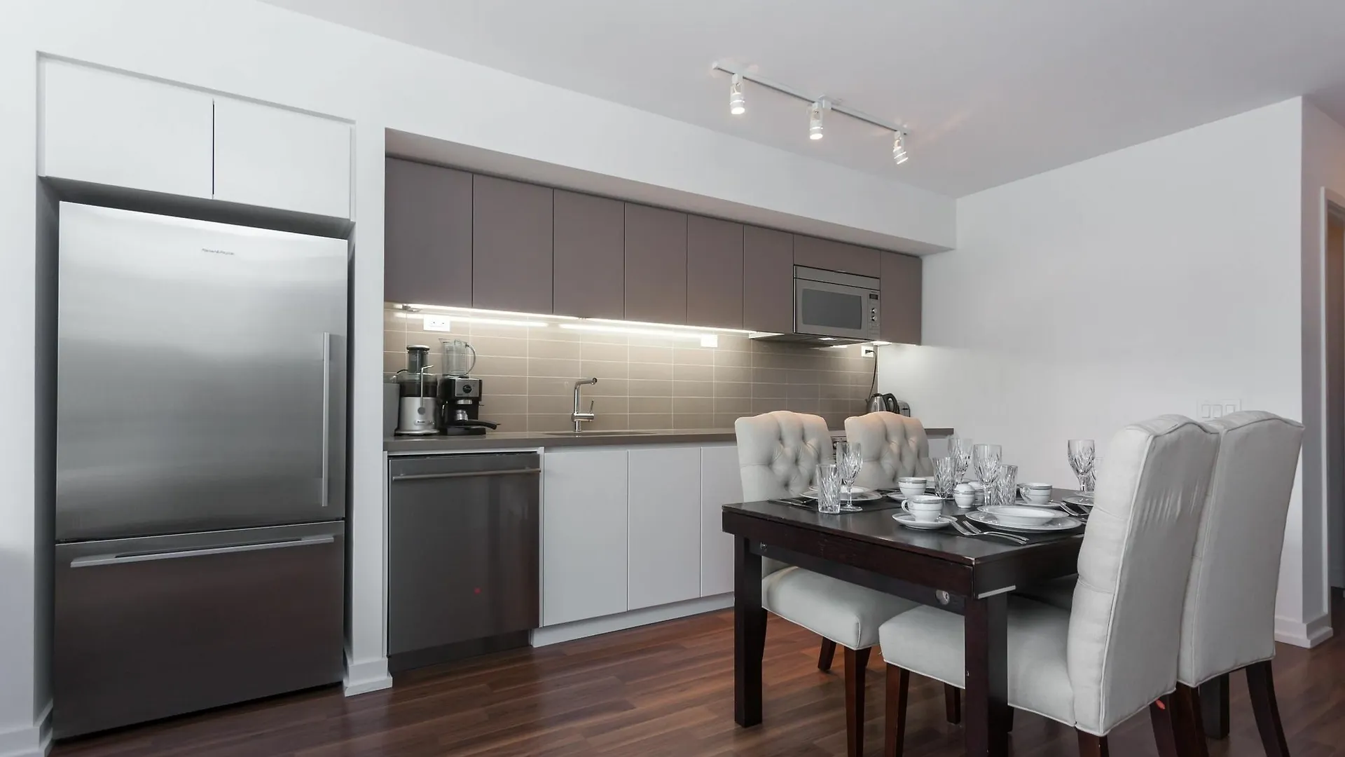 Applewood Suites - Condo Townhome Toronto Apartment
